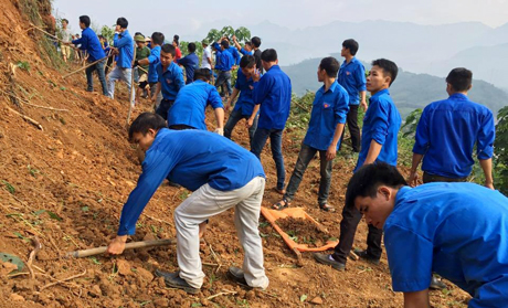 Đoàn viên thanh niên huyện Văn Yên tham gia làm đường giao thông nông thôn.